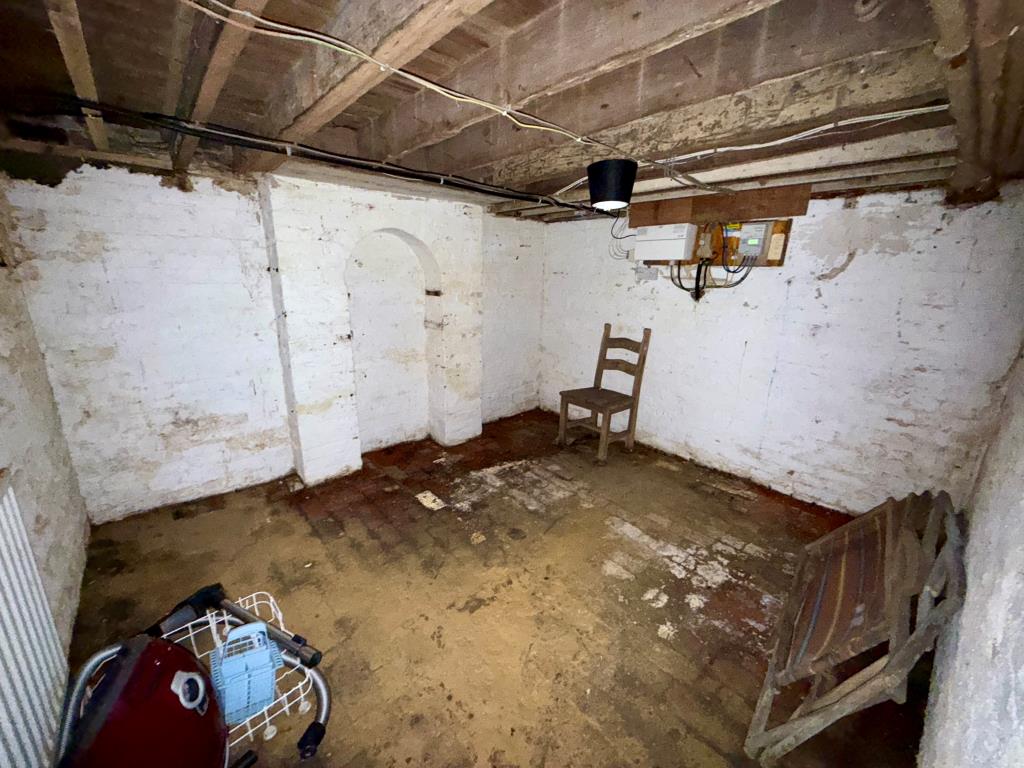 Lot: 110 - END-TERRACE HOUSE WITH OFF ROAD PARKING - Basement